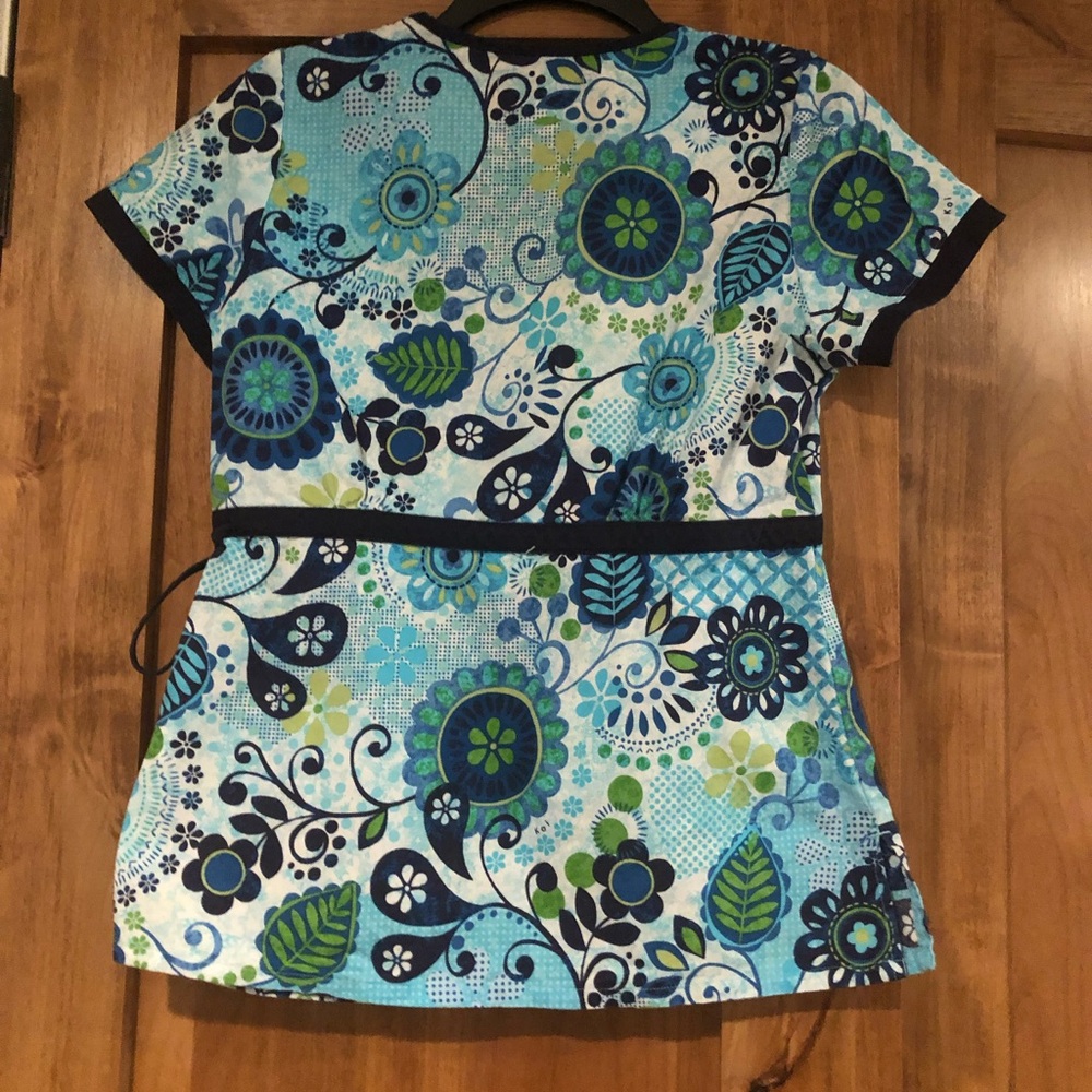 Kori brand floral scrub top size small. - Picture 2 of 3